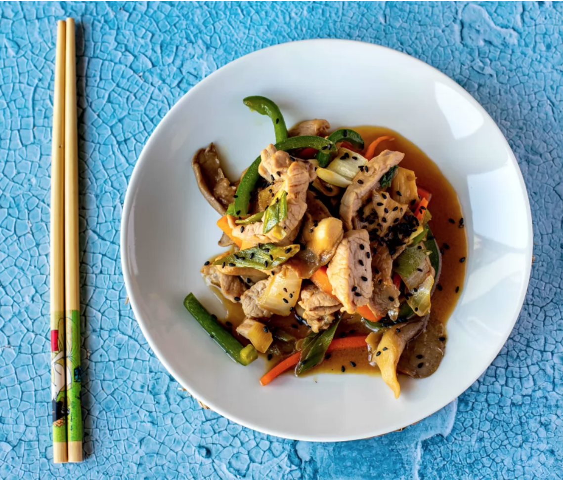 Salteado de cerdo con verduras y pure de patata con azafrán y cebollino